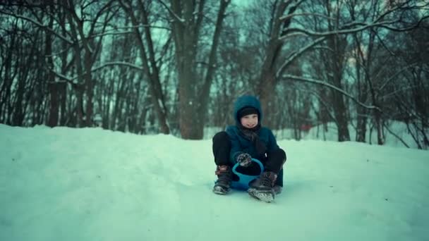 滑雪板上滑行的害怕的小男孩在室外滑行，动作缓慢 — 图库视频影像