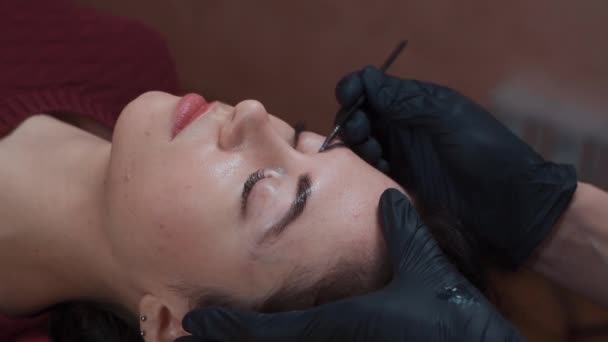 Крупним планом красива жінка в косметолога на процедурі відновлення молекулярних брів — стокове відео