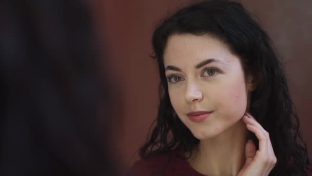 Досить усміхнена жінка в косметолога після процедури відновлення молекулярних брів — стокове відео
