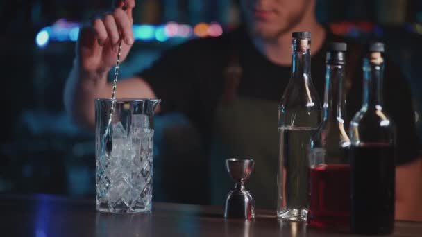 Barman mélange classique negroni cocktail avec rhum et glace — Video