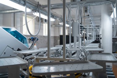 Ayakkabı yapmak için profesyonel makineler ve ayak fabrikasında otomatik hat.