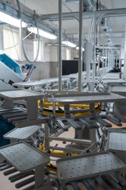 Ayakkabı yapmak için profesyonel makineler ve ayak fabrikasında otomatik hat.