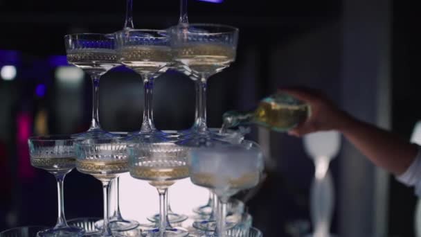 Бармен наливать и подавать алкоголь с сухим льдом в праздничной пирамиды шампанского — стоковое видео