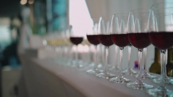 Великий набір розкішного червоного та білого вина в келихах на вечірці або бенкеті — стокове відео