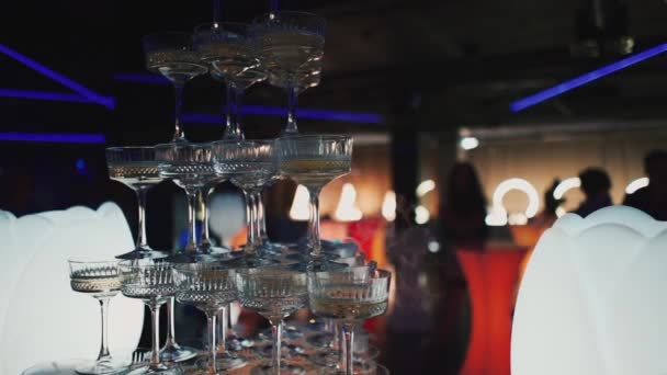 Koude alcohol gieten met droog ijs en feestelijke champagnepiramide — Stockvideo