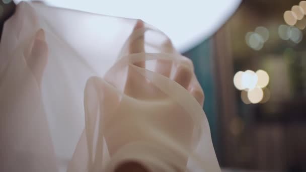 Închiderea mâinilor de sex feminin alegerea țesăturii pentru tulul perdelei la showroom-ul textil — Videoclip de stoc