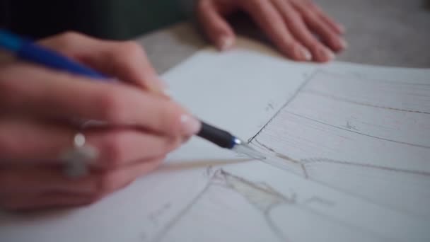 Closeup του εσωτερικού σχεδιαστή γυναικεία χέρια σχέδιο κουρτίνα σκίτσο για τον πελάτη — Αρχείο Βίντεο