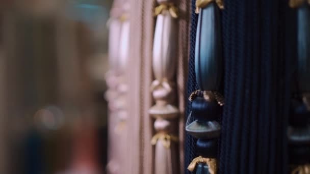 Primer plano de accesorios de cortina de borla de lazo de lujo con flecos en la tienda textil — Vídeos de Stock