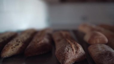 Taze pişmiş organik ve sağlıklı ekmek, ciabatta, baget ve ekmek.