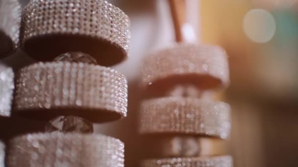 Closeup της πολυτέλειας λαμπερό tieback φούντα κουρτίνα αξεσουάρ με πολύτιμους λίθους διακόσμηση — Αρχείο Βίντεο