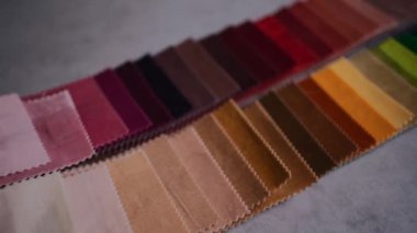 Tekstil galerisindeki renkli kadife numune paletinin yakın çekimi