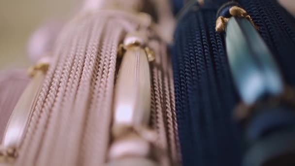 纺织品商店中带有条纹的豪华背带花边窗帘附件的特写 — 图库视频影像