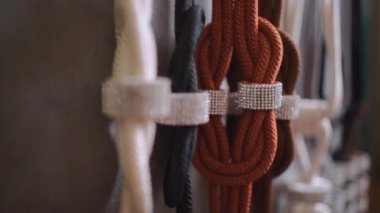 Lüks, parlak püsküllü püsküllü perde aksesuarı ve mücevher süslemesi.