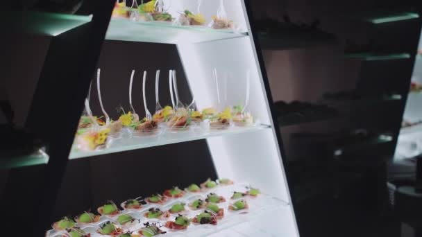Mesa de banquete moderna con cocina molecular o comida en la sala de eventos o restaurante — Vídeo de stock