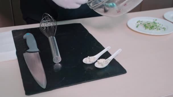 Cuisinier cuisinier en gants cuisine moléculaire plat avec glace sèche à la cuisine — Video