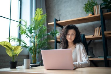 Bilgisayarla çalışan neşeli bayan yönetici ve ev ofisinde daktilo.