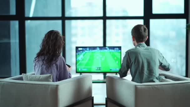 Mutlu çift evde Playstation 'da oyun oynuyorlar. — Stok video