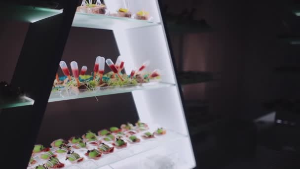 Modernt bankettbord med molekylärt kök eller mat i evenemangshall eller restaurang — Stockvideo