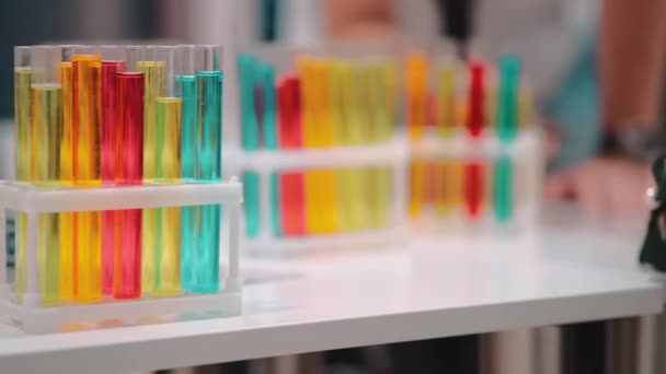 Conjunto de frasco de química colorida para lição com reagente na escola ou universidade — Vídeo de Stock