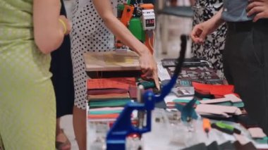 El yapımı cüzdanı ve el çantası olan deri ya da bit pazarlı atölye gösterisi