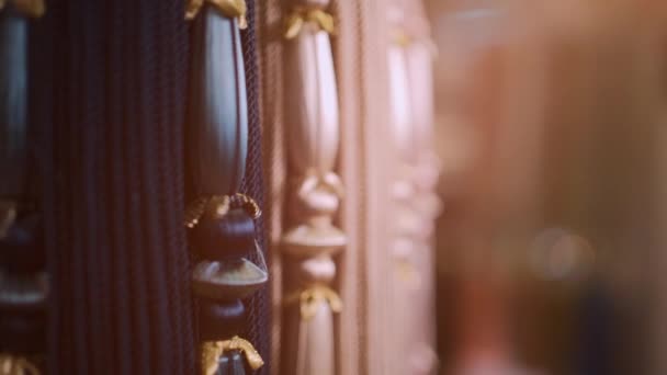 Closeup de luxo tieback acessório de cortina de borla com franja na loja têxtil — Vídeo de Stock