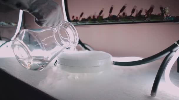 Ręka w rękawicy przygotowanie suchego lodu na bankiecie żywności z kuchni molekularnej — Wideo stockowe