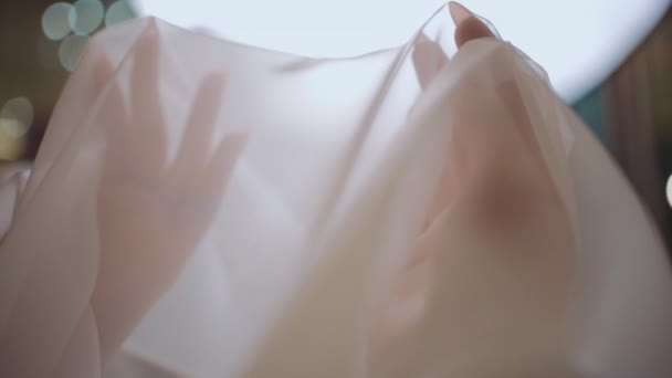 Kadın ellerinin tekstil galerisinde perde tülleri için kumaş seçerken yakın plan. — Stok video