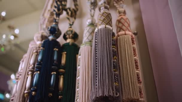 Detailní záběr luxusního střapce se závěsem s třásněmi v textilním obchodě — Stock video