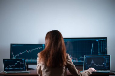 Borsa grafiği ya da grafikle monitöre bakan kadın tüccarın arka plan görüntüsü