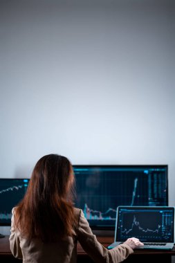 Borsa grafiği ya da grafikle monitöre bakan kadın tüccarın arka plan görüntüsü
