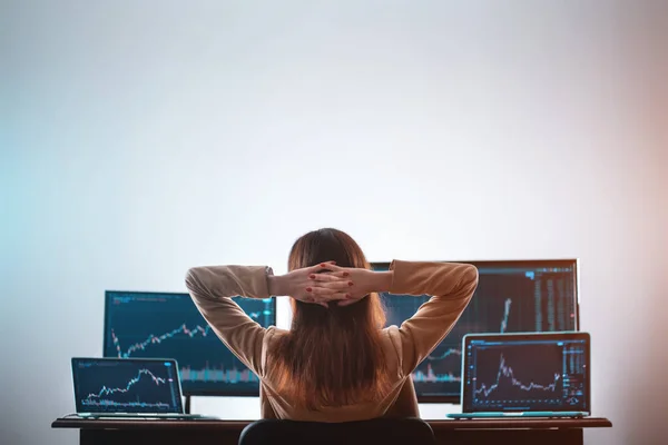 Kadın kripto tüccarının dinlenme ve monitör borsasına bakma görüntüsü