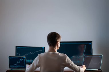 Menkul kıymetler borsası grafiği veya grafiği ile monitöre bakan erkek tüccarın arka planı