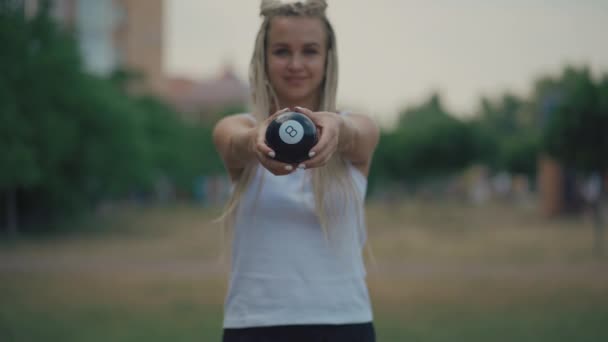 Fêmea feliz e tem resposta positiva com bola mágica oito — Vídeo de Stock