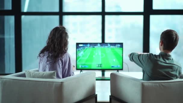 Glückliches Paar spielt Videospiel mit Controller auf Playstation-Konsole zu Hause — Stockvideo