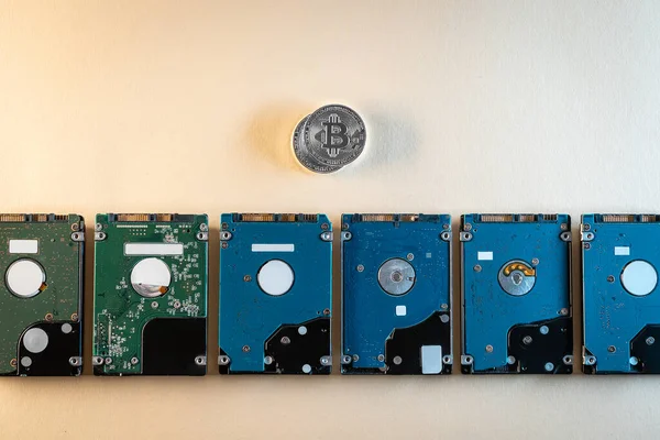 Top view of bitcoin cryptocurrency coin with hard disk drive hdd, flat lay — Stock Photo, Image
