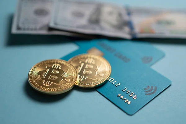 Bitcoin şifreleme madeni para ile kredi kartı konsepti online ödeme