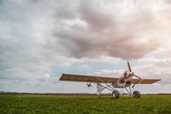 Agricultura controlada remota spay avião em campo ao pôr do sol, sem pessoas — Fotografia de Stock