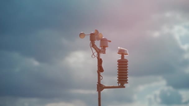 Moderní anemometr nebo větrná lopatka pro měření meteorologických podmínek — Stock video