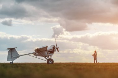 Uzaktan kumandalı pilot, tarımsal püskürtme için havalimanına fırlatılıyor.