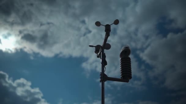 Современный анемометр или флюгер для измерения метеорологических условий — стоковое видео