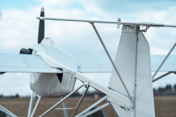 дистанционное сельское хозяйство spaying самолет в поле на закате, нет людей