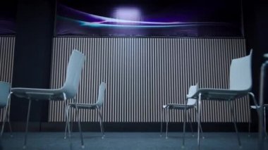 Koltuklar arasında önleyici mesafesi olan boş modern konferans salonu.