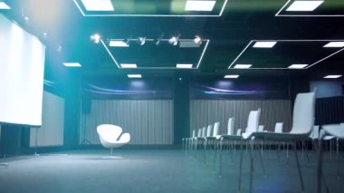 Koltuklar arasında önleyici mesafesi olan boş modern konferans salonu.