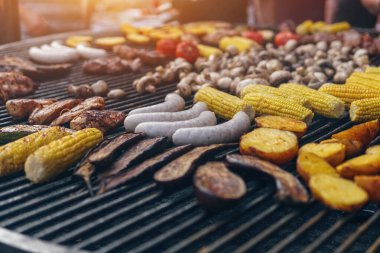 Yiyecek festivalinde ya da açık havada ızgara sebze ve et.