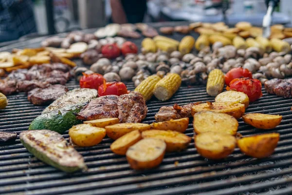 Gegrilltes Gemüse und Fleisch auf dem Grill beim Foodfest oder Festival im Freien — Stockfoto
