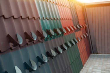 Perakende mağazasında renkli metal profil çatısı örneği