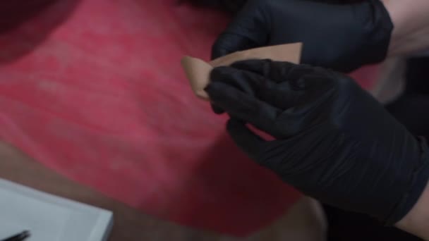 美容师手在手术前戴手套打开装有无菌镊子的手袋 — 图库视频影像