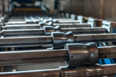 ekipman ve yuvarlanan metal çatı profil tablolarının modern üretim hattı