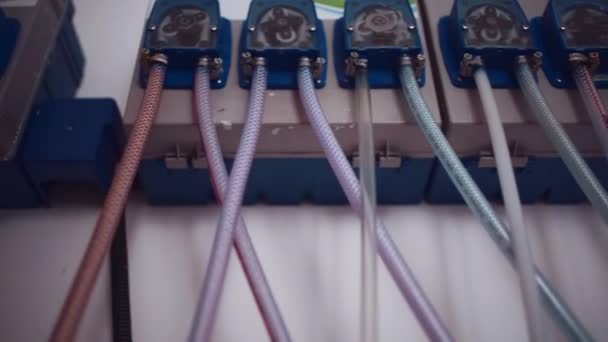 洗衣店工业设备自动化学品供应系统的特写 — 图库视频影像