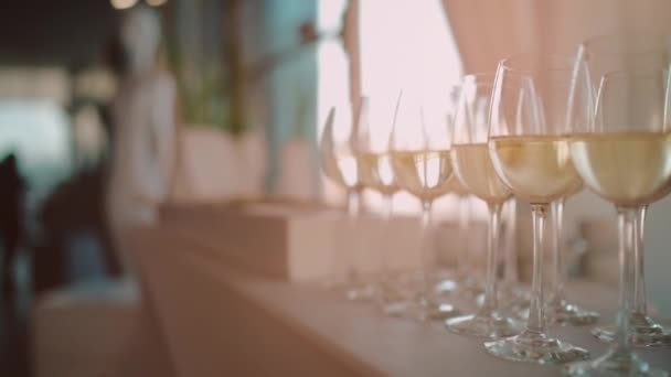 Velký sadu luxusního červeného a bílého vína v vinných brýlích na party nebo banket — Stock video
